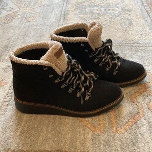 Dr. Scholl’s So Cozy lace up bootie dark gray